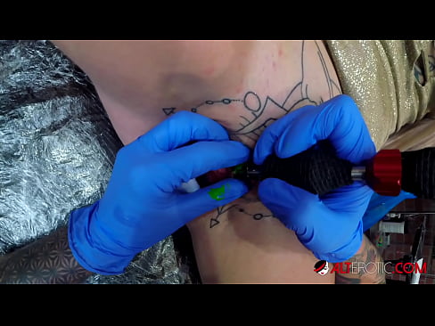 ❤️ Estremamente tatuato hottie Sully Savage ottenuto un tatuaggio sul suo clitoride ❤ Porno anale al it.xxxhdporn.ru ️❤